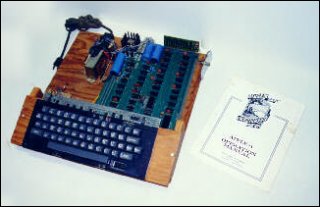 Apple I im Holzgehäuse