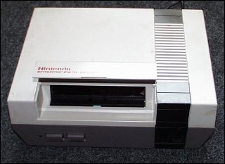 NES mit geöffneter Modulklappe