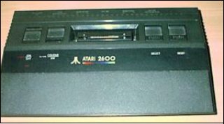 Atari 2600 Junior mit schwarzem Label